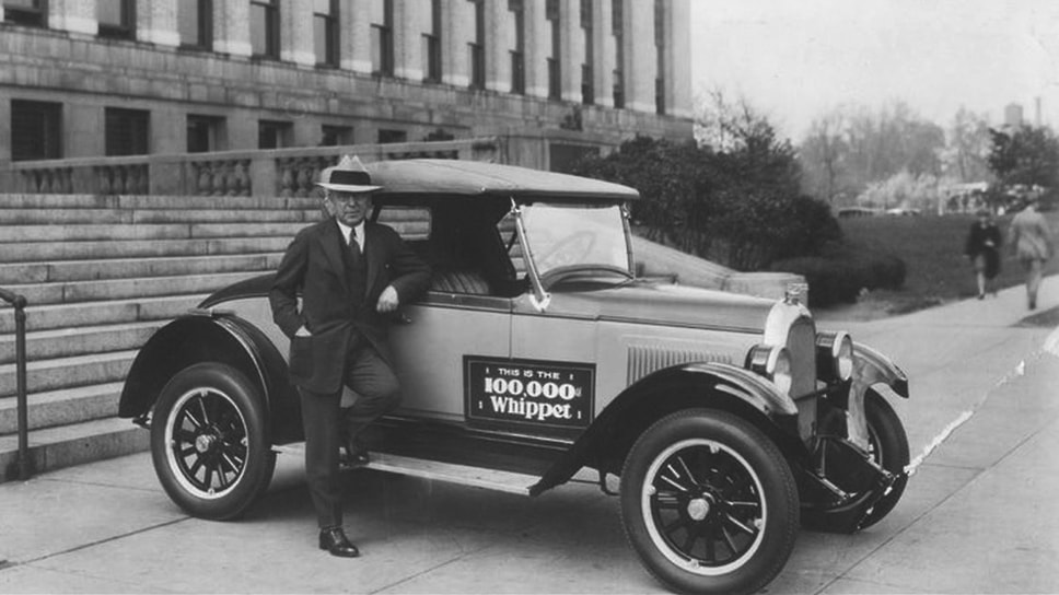 В том же 1921 году из-за долгов пришлось продать завод в Толедо и другие активы, а с тем, что осталось начинать практически все заново. Уже в 1926 году Уиллис представил модельную линейку Willys Whippet, которая хорошо продавалась в США, Канаде и Австралии. А в 1927 году Джон Уиллис позировал рядом уже со 100-тысячным Willys Whippet