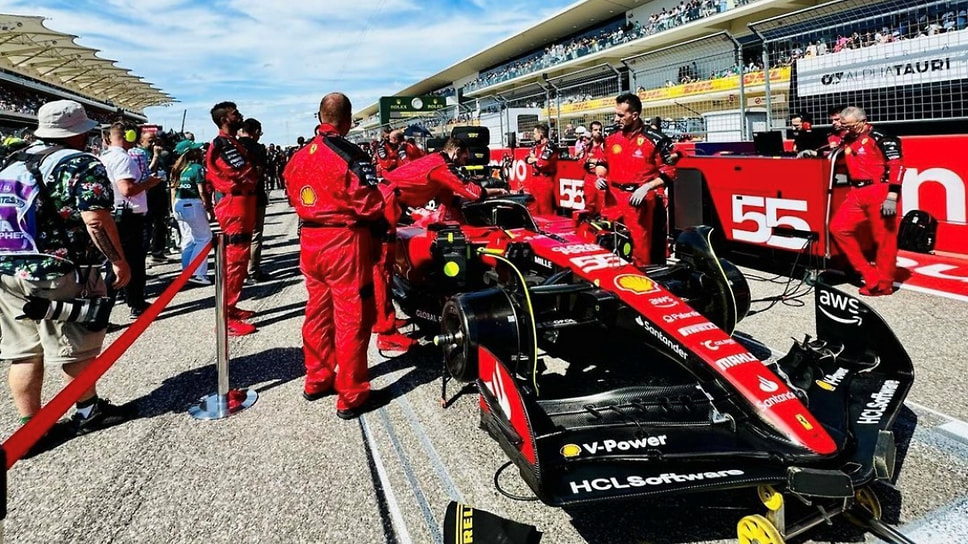 Паддок команды Scuderia Ferrari во время его посещения кинематографистами 
