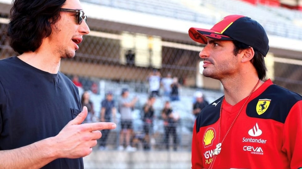 Актер Адам Драйвер может много интересного рассказать пилоту Карлосу Сайнсу об отце-основателе команды Ferrari