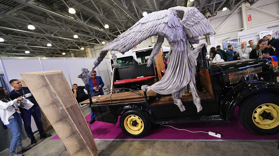На выставке «Некрополь» посетители могли детально рассмотреть ритуальный ретроавтомобиль  