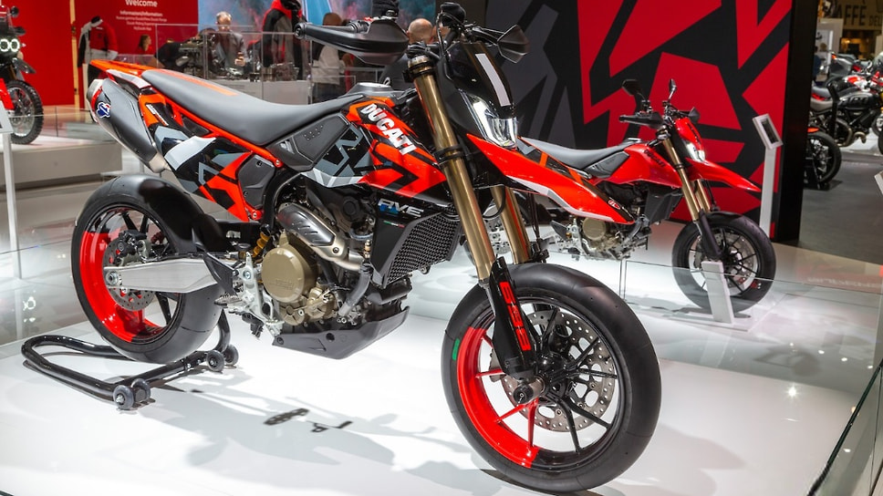 Компания Ducati показала публике свои новые мотарды —  Hypermotard 698 Mono и Hypermotard 698 Mono RVE