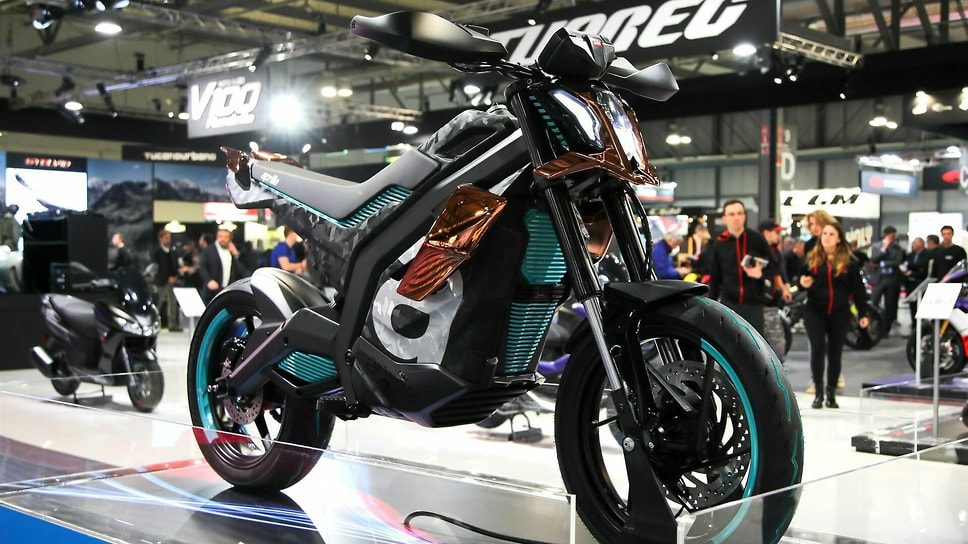 Одна из неожиданных премьер — итальянский бренд Aprilia показал электрический легкий мотоцикл ELECTRICa
