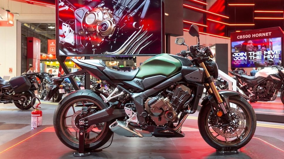 Модели CB650R и CBR650R стали первыми мотоциклами Honda, оснащенными инновационной технологией Honda E-Clutch, первым в мире полностью автоматическим сцеплением для мотоцикла