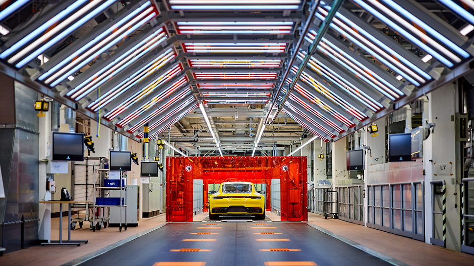 Компания Porsche объявила о планах по модернизации своего главного завода в Штутгарте-Цуффенхаузене. Производитель культовых спорткаров инвестирует в производство около 250 миллионов евро, что позволит провести обширные работы по реконструкции, итогом которой станет возможность собирать на одном конвейере электрический 718 следующего поколения и модели, оснащенные оппозитными двигателями