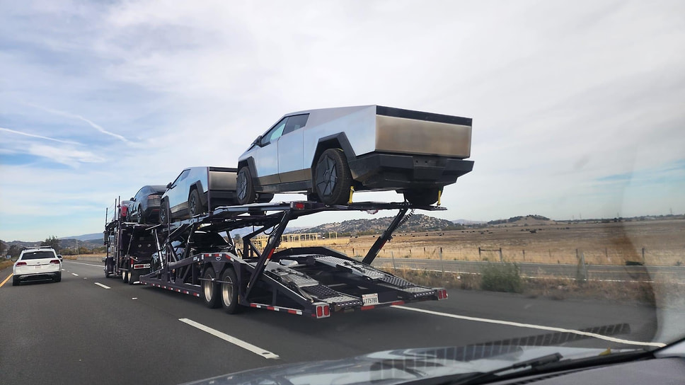 Tesla Cybertruck везут на автовозе недалеко от Сан-Франциско 