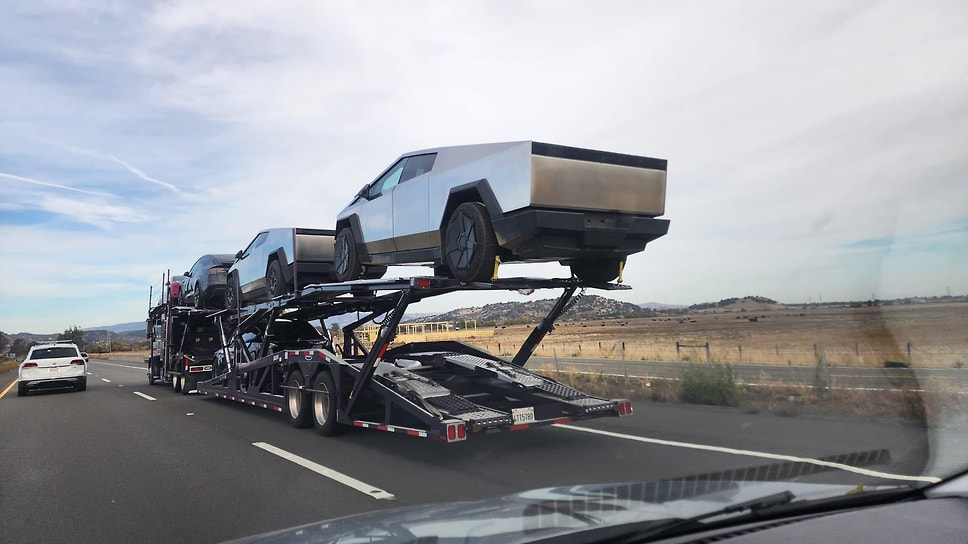Tesla Cybertruck везут на автовозе недалеко от Сан-Франциско, чтобы успеть доставить в шоурум бренда до начала Черной пятницы