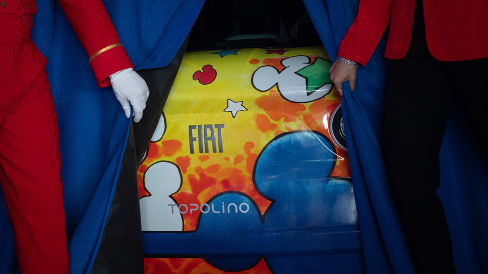Компания Fiat решила отметить столетие студии Disney разработкой пяти тематических версий нового Fiat Topolino, посвященных Микки Маусу, один из которых (на фото) был создан при специальном сотрудничестве с художником студии Disney Джорджио Каваццано.