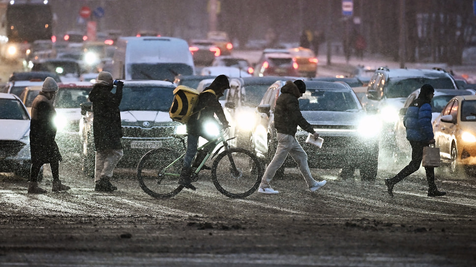 Пешеходы и велосипедисты переходят автомобильную дорогу