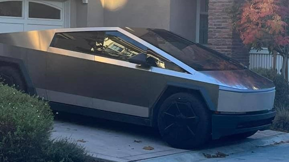 Cybertruck на парковке перед домом  сотрудника компании Tesla. 