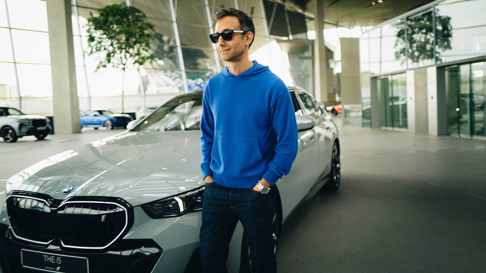 На выставке Art Basel Miami Beach 2023 бренд BMW и американский мультимедийный художник Алекс Исраэль покажут интерактивную видеоинсталляцию с искусственным интеллектом, центральной частью которой станет новый электрический BMW i5