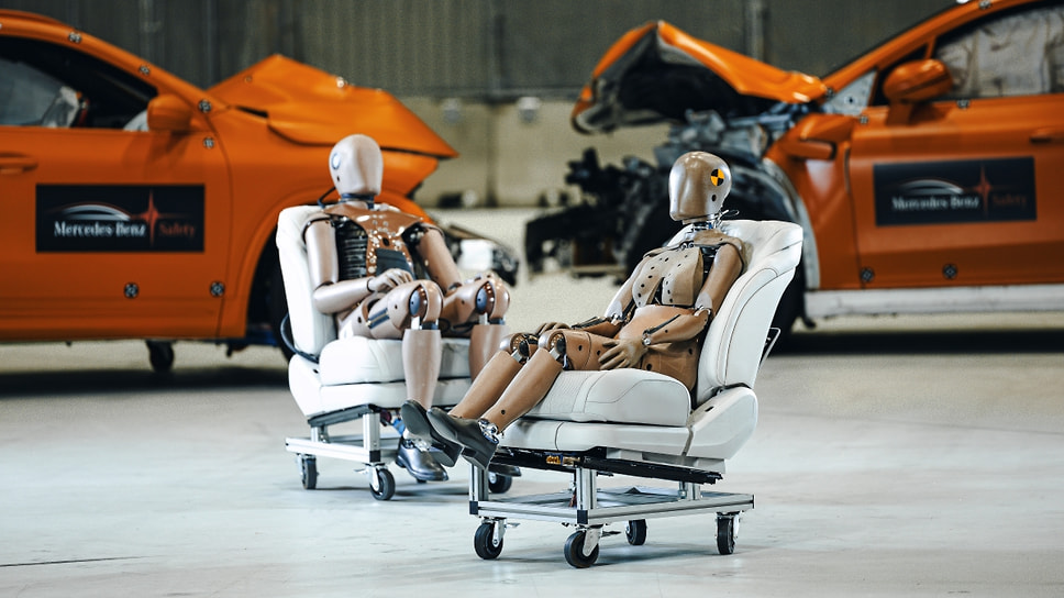 Женский и мужской краш-тест манекены отдыхают после испытаний на полигоне Mercedes-Benz