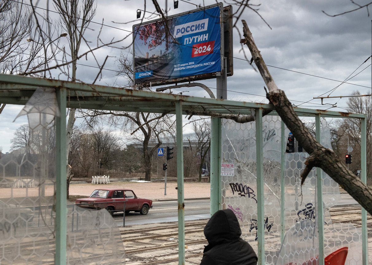 Разбитая остановка общественного транспорта в Донецке