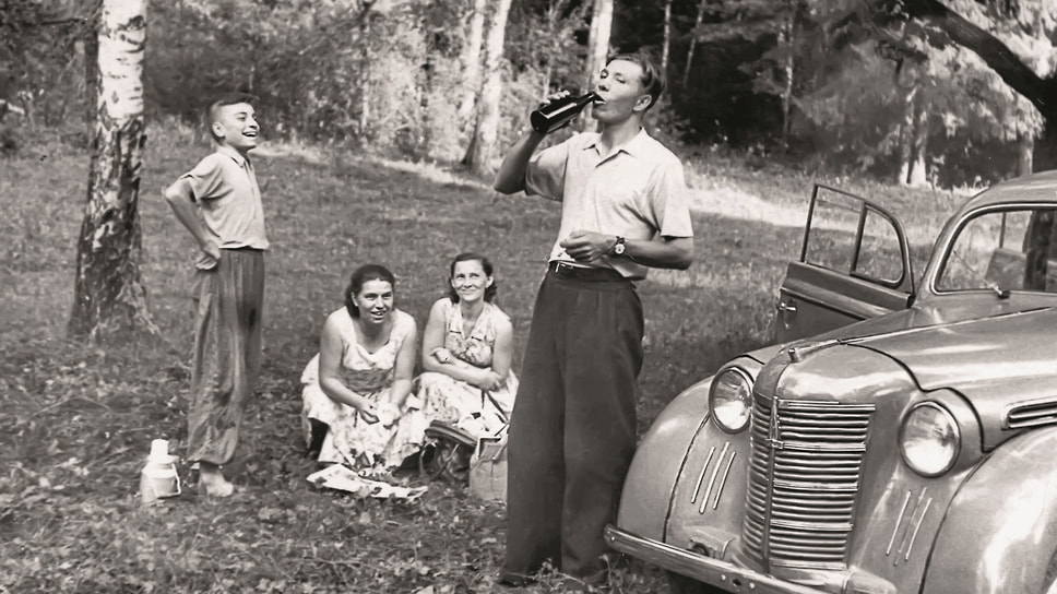 «Москвич» модели 400 выпускался с 1946 по 1954 год и продавался в частные руки за 9 тыс. рублей. Бутылка водки в 1945 году стоила 80 рублей, но к началу пятидесятых подешевела сначала до 40, а потом и до 30 рублей.